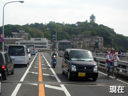 江の島大橋のゼブラゾーン１